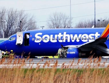 Bίντεο: Έσπασε τζάμι από έκρηξη κινητήρα σε πτήση της Southwest Airlines και «ρούφηξε» επιβάτιδα